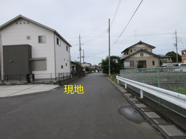 中古戸建　吉見町東野1-20-3の前面道路含む現地写真