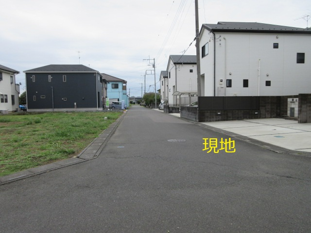 中古戸建　吉見町東野1-20-3の前面道路含む現地写真