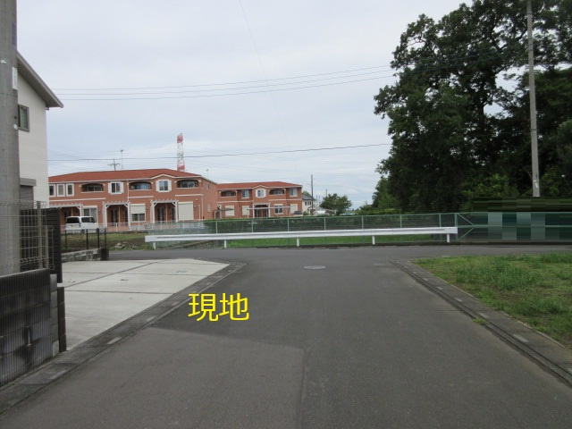 中古戸建　吉見町東野1-20-3の前面道路含む現地写真