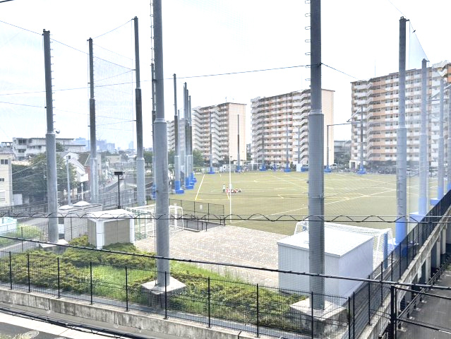 グローベルザ・シーズン鷺ノ宮パークスの展望|マンションの向いは開放感あふれる広いグラウンドがあります。
