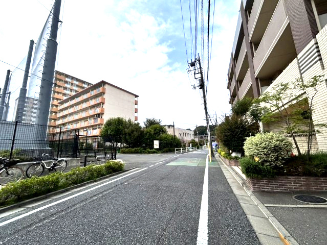 グローベルザ・シーズン鷺ノ宮パークスの周辺|目の前の道路は広さがあり、歩道も整備されています。