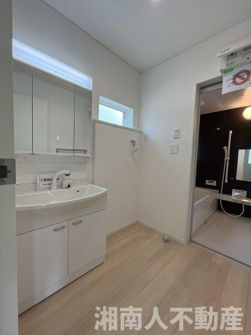 平塚市田村第46　新築一戸建て　１号棟の独立洗面台|独立洗面化粧台が付いています