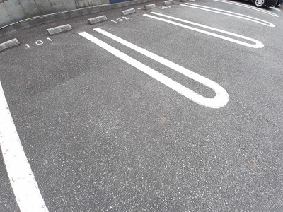 【駐車場】 | エーデルⅡ | 駐車場に車を止められます