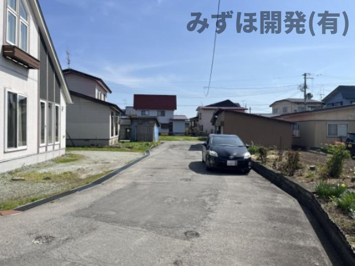 新庄市大字松本の中古一戸建の前面道路含む現地写真|西側前面道路