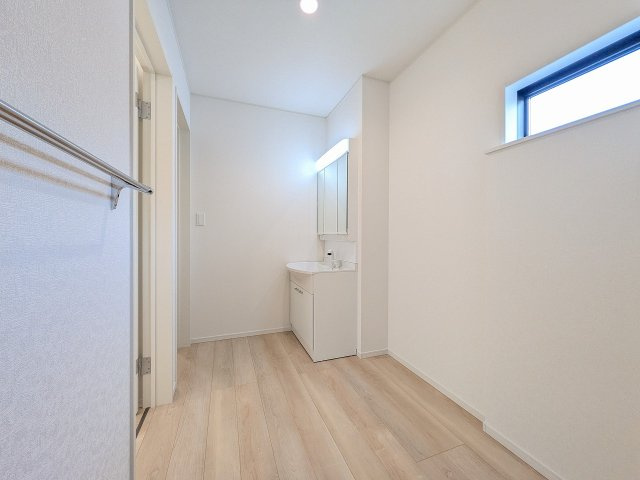 八王子市　川口町　新築一戸建て　８６期の脱衣所|～換気のしやすい窓付き、ゆとりある広さの脱衣所です～