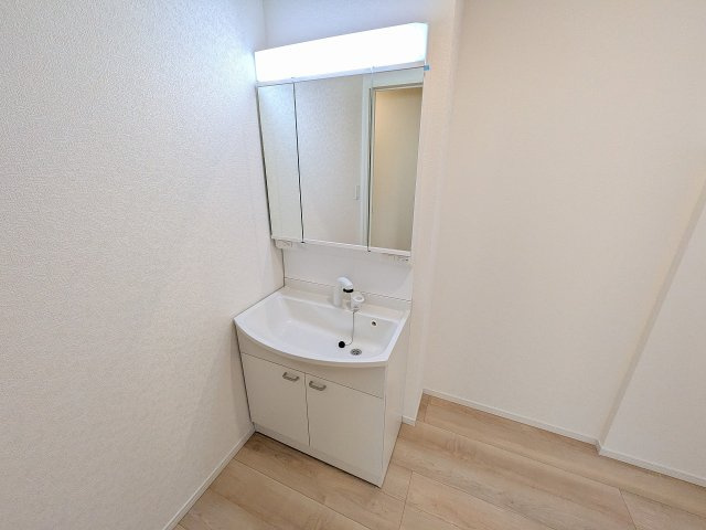 八王子市　川口町　新築一戸建て　８６期の独立洗面台|～３面鏡付きの独立洗面台　細々している物をスッキリ収納出来ます～