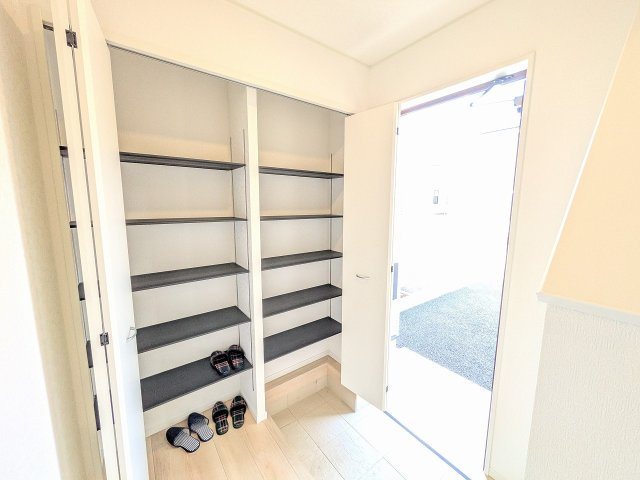 八王子市　川口町　新築一戸建て　８６期の玄関|～大容量収納可能、可動棚付きのシューズクローゼット～