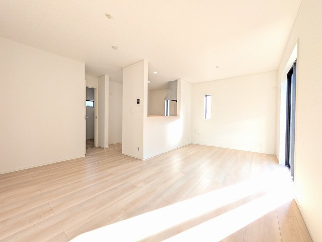 八王子市　川口町　新築一戸建て　８６期の居間・リビング|～16.0帖の明るいLDKで、家族団欒の時間をお過ごしいただけます～