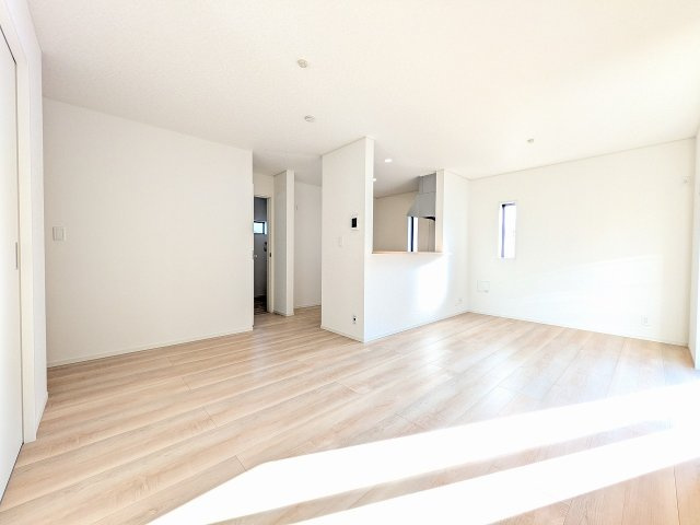 八王子市　川口町　新築一戸建て　８６期の居間・リビング|～16.0帖の明るいLDKで、家族団欒の時間をお過ごしいただけます～