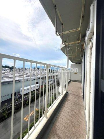 【バルコニー】 | 5階建の5階部分で、開放的です◎洗濯物もたくさん干せます♪