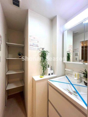 【独立洗面台】 | 洗面台交換済み！タオルなどを収納できるリネン庫もあります◎