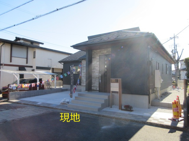 【仲介手数料無料】新築戸建　東松山市桜山台16-8（大型平屋住宅　全1棟）の前面道路含む現地写真