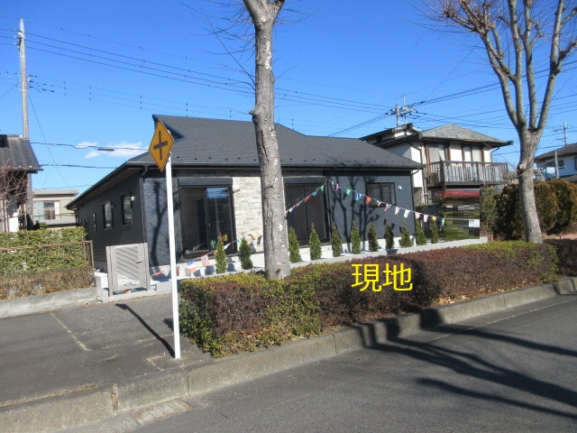 【仲介手数料無料】新築戸建　東松山市桜山台16-8（大型平屋住宅　全1棟）の前面道路含む現地写真