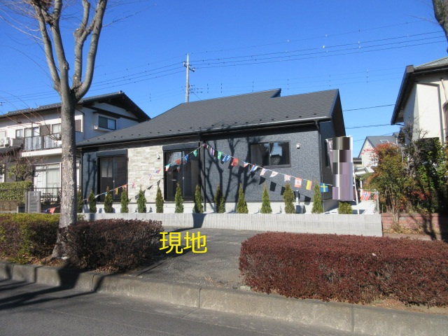 【仲介手数料無料】新築戸建　東松山市桜山台16-8（大型平屋住宅　全1棟）の前面道路含む現地写真