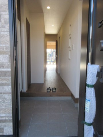 【仲介手数料無料】新築戸建　東松山市桜山台16-8（大型平屋住宅　全1棟）の前面道路含む現地写真