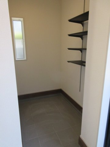 【仲介手数料無料】新築戸建　東松山市桜山台16-8（大型平屋住宅　全1棟）の前面道路含む現地写真