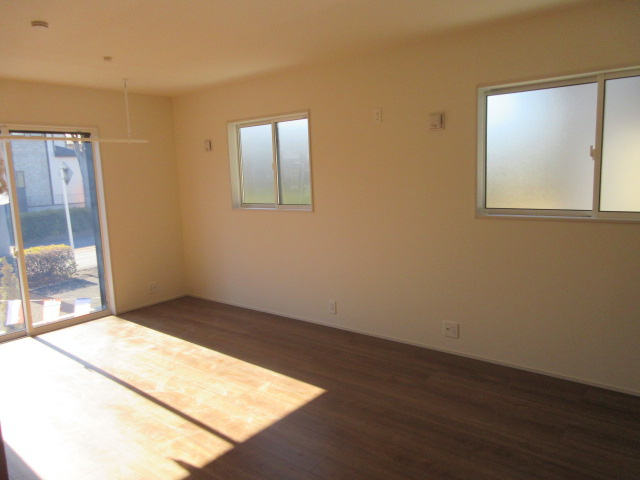 【仲介手数料無料】新築戸建　東松山市桜山台16-8（大型平屋住宅　全1棟）の前面道路含む現地写真