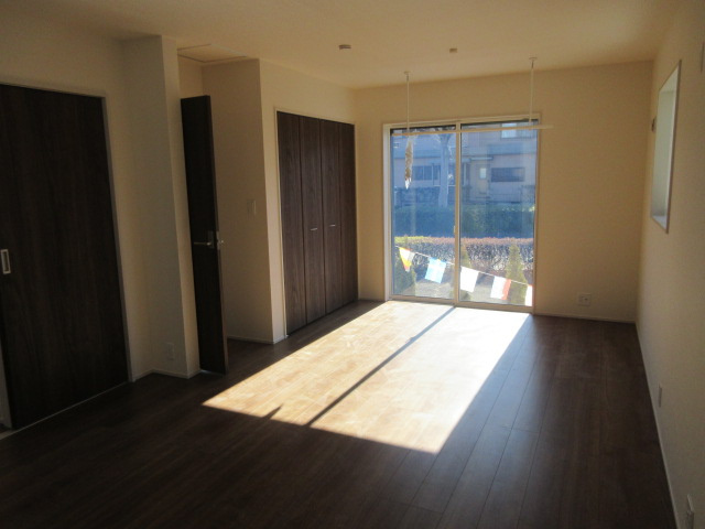 【仲介手数料無料】新築戸建　東松山市桜山台16-8（大型平屋住宅　全1棟）の前面道路含む現地写真