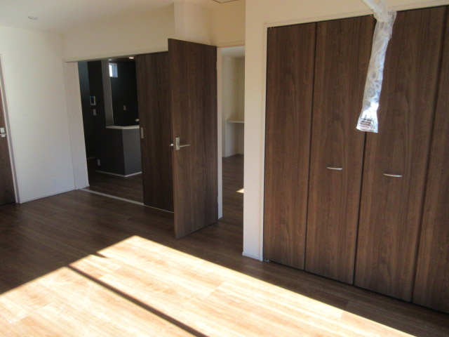 【仲介手数料無料】新築戸建　東松山市桜山台16-8（大型平屋住宅　全1棟）の前面道路含む現地写真