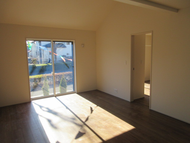 【仲介手数料無料】新築戸建　東松山市桜山台16-8（大型平屋住宅　全1棟）の前面道路含む現地写真