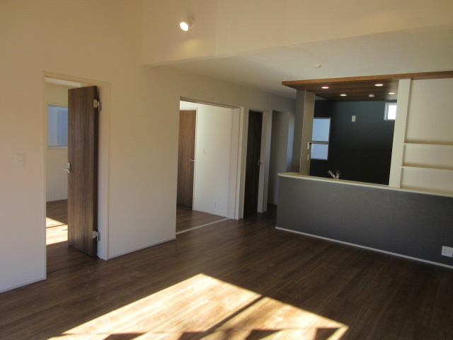 【仲介手数料無料】新築戸建　東松山市桜山台16-8（大型平屋住宅　全1棟）の前面道路含む現地写真