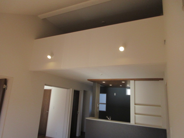 【仲介手数料無料】新築戸建　東松山市桜山台16-8（大型平屋住宅　全1棟）の前面道路含む現地写真