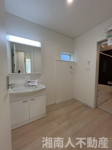 平塚市田村第46　新築一戸建て　１号棟の独立洗面台|独立洗面台、朝の身支度には欠かせません