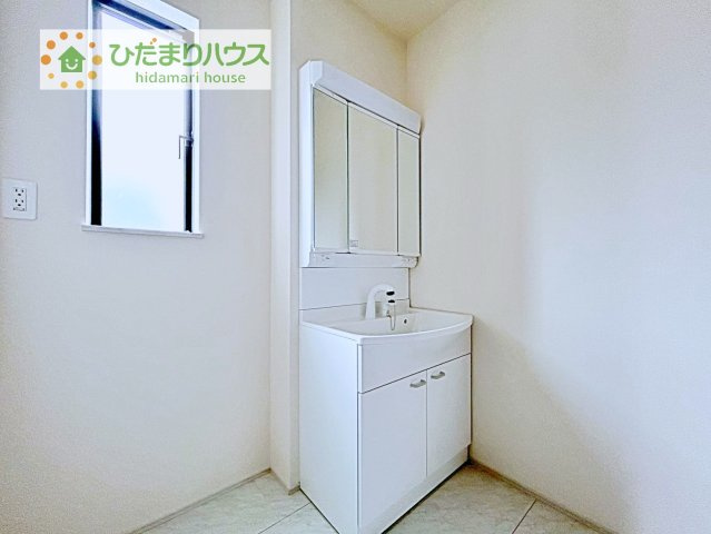 【洗面所】 | 我孫子市並木６丁目　新築戸建　A号棟 | 三面鏡の大きな鏡は憧れます(^^♪
鏡の後ろは収納となっていて、細かいものでも収納できるのでスッキリと整理できます！