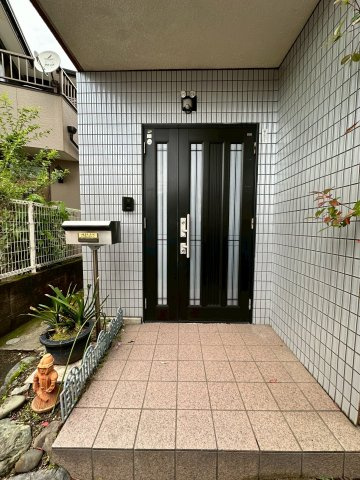 紫原６丁目　中古住宅の玄関|明るい玄関です