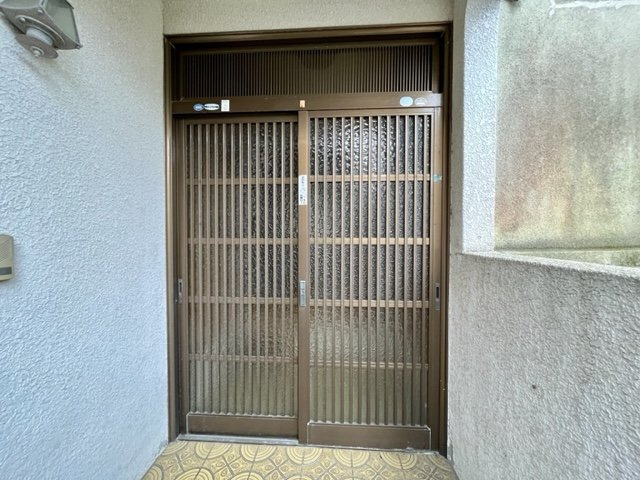 鹿児島市西陵４丁目の中古一戸建の玄関|収納もある玄関です