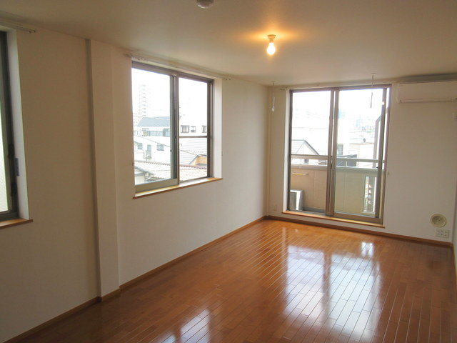 アクアヒルズの居間・リビング|★広い角部屋★