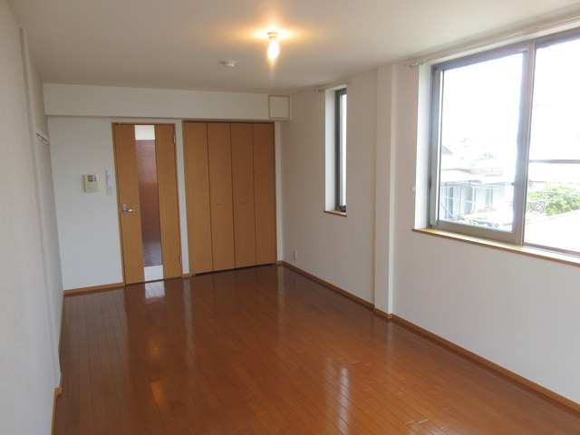 アクアヒルズの居間・リビング|★２面採光★