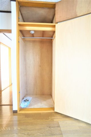 船橋市前原東１丁目の賃貸マンションの収納|洋室脇のクローゼットです
