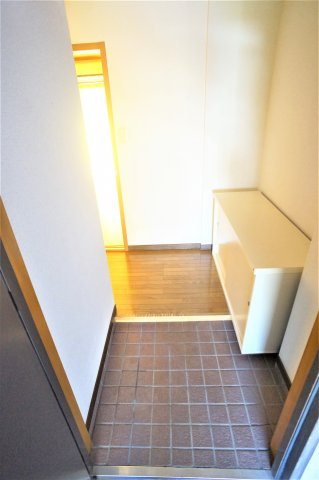 船橋市前原東１丁目の賃貸マンションの玄関|シューズボックスもあり玄関は広く使えますよ