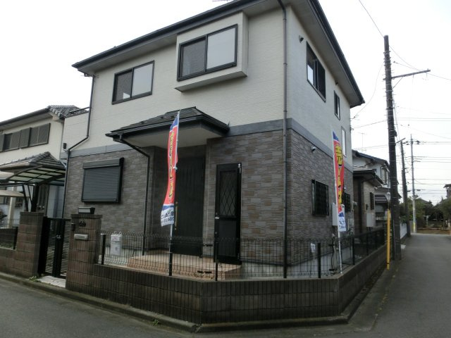 川越市今成１丁目　中古戸建の前面道路含む現地写真