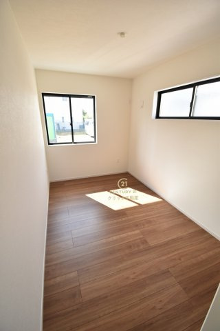 Grace　ひたちなか市足崎　1期 　2の洋室|フローリングなので重い家具も置けます。カーテンと家具を揃えるなどして、お好みのインテリアを楽しむことができます。収納スペースは全室に配備しております。