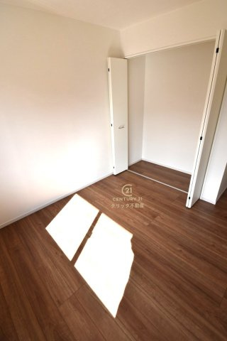 GRACE　ひたちなか市足崎　1期 　2の洋室|折戸を開くと壁面クローゼット。衣類が横一列に並ぶためひと目で洋服が選びやすい！衣類をたくさんお持ちの方もスッキリ片付きます♪