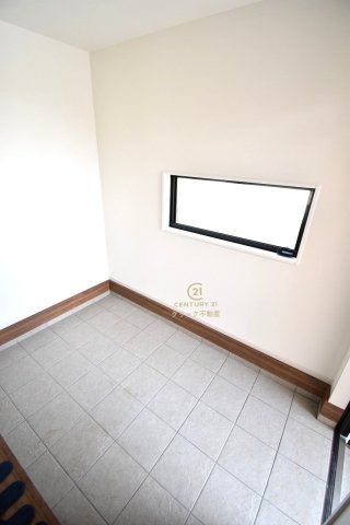 GRACE　ひたちなか市足崎　1期 　2の玄関|広い玄関です。窓があるので湿気がこもりにくく明るいのも嬉しいです。