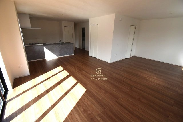 Grace　ひたちなか市足崎　1期 　2の居間・リビング|落ち着いた雰囲気のLDK。カーテンやラグ、ソファーなどの家具でお好みの空間を作りましょう♪