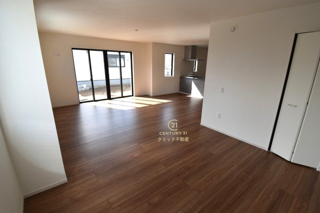 Grace　ひたちなか市足崎　1期 　2の居間・リビング|リビングにWICと壁面クローゼットを配備。ハウスコートもブランケットも、使いたい時にすぐ出せるのが便利！季節物のインテリア雑貨やお掃除道具なども出し入れ簡単ですぐに片付きます♪