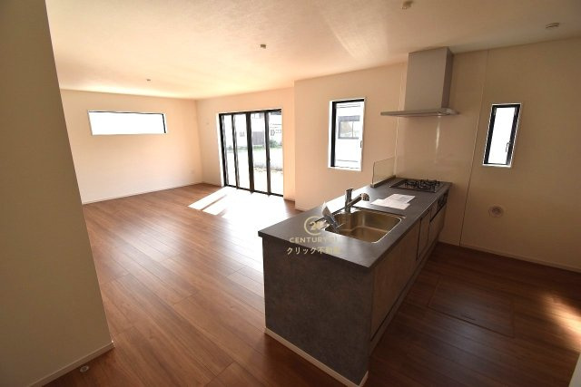 Grace　ひたちなか市足崎　1期 　2のキッチン|対面式システムキッチンは料理中や後片づけの間も会話が楽しめ、家族に一体感が生まれます。十分な広さのキッチンなら、家族での分担作業もはかどりそう！