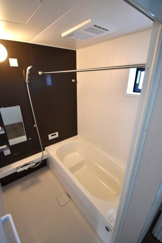 Grace　ひたちなか市足崎　1期 　2の浴室|浴槽への出入りが安全な低床タイプのユニットバスです。洗い場は滑りにくい速乾床ですので、お子様やご高齢の方にも安心です。自動お湯張りに追焚機能付きのオートバスです。