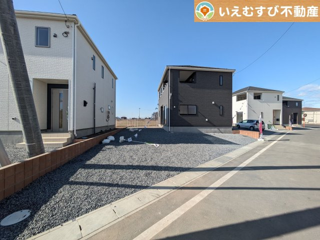 Cradle garden　太田市下田島町第5の駐車場|3台駐車可能なゆとりのカースペース
複数台車をお持ちでも、お友達が遊びに来てもゆとりの駐車スペース！