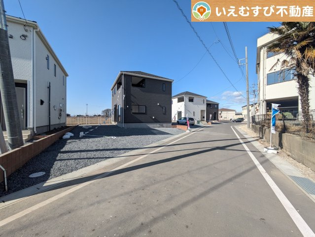 Cradle garden　太田市下田島町第5の前面道路含む現地写真|安心の広々6ｍ前面道路
6ｍの前面道路はお車の駐車が楽々！すれ違える広さが確保されています♪
