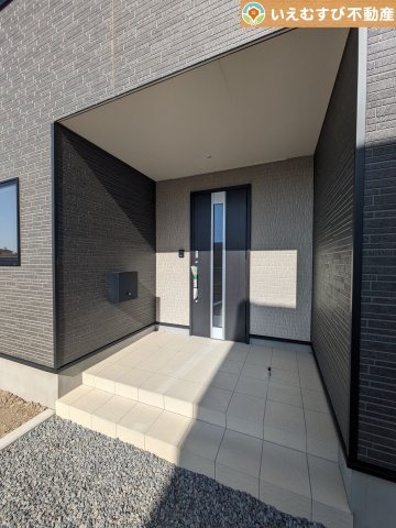 Cradle garden　太田市下田島町第5のエントランス|落ち着いた色づかいのエントランス
駐車場からアクセスの良いエントランス。雨の日や荷物が多くても安心の動線♪