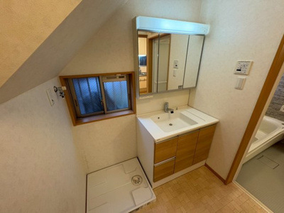 【独立洗面台】 | 深阪４丁　中古一戸建 | ゆとりのある洗面室ですよ！朝の身支度もスムーズにできますね♪