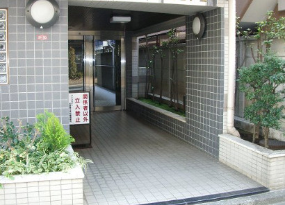 クレッセント中野富士見町のエントランス