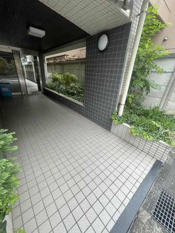 クレッセント中野富士見町のエントランス