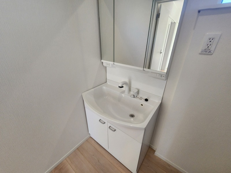 小牧市大字池之内　新築戸建　２号棟の独立洗面台|独立洗面台、小物を置くことができて便利です