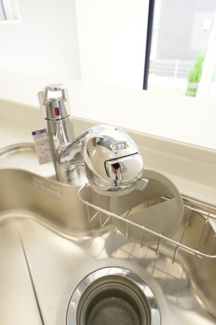 【キッチン】 | 【仲介手数料無料！！】府中市四谷４丁目　新築戸建て（全5棟）1号棟　4550万円 | 浄水器内蔵水栓